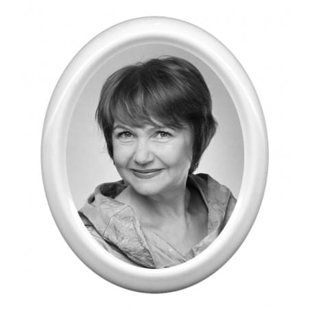 Fotografia nagrobkowa czarno-biała bohemia z białym paskiem